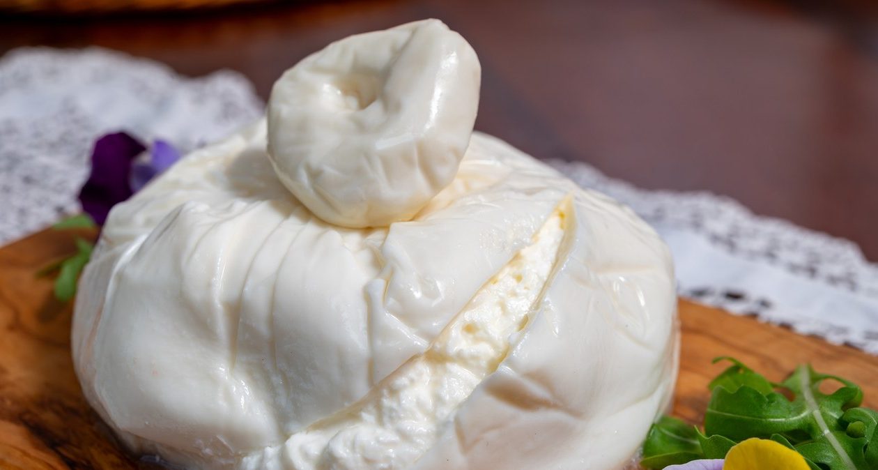 O pungă de brânză cu o inimă cremoasă, mai bună decât mozzarella. În Biedronka o puteți cumpăra pentru mai puțin de 8 zł