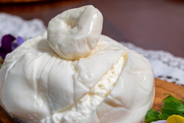 O pungă de brânză cu o inimă cremoasă, mai bună decât mozzarella. În Biedronka o puteți cumpăra pentru mai puțin de 8 zł