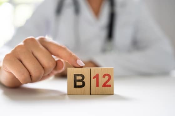 Deficitul de vitamina B12 poate duce, de asemenea, la tulburări neurologice, cum ar fi: