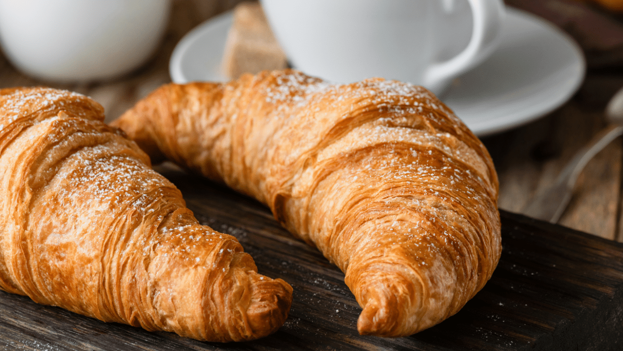 Afla secretul croissantelor perfecte dupa reteta bunicii mele. Sunt crocante și umplute cu umplutură delicioasă.