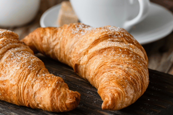 Afla secretul croissantelor perfecte dupa reteta bunicii mele. Sunt crocante și umplute cu umplutură delicioasă.