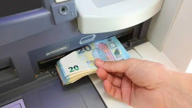 Nu mai lua această sumă de bani de la un bancomat: Trezoreria te urmărește și vine după tine.