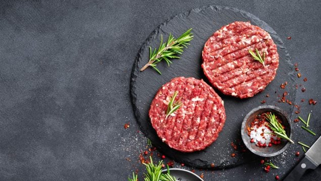 Ei analizează carnea unui burger Lidl și nu le vine să creadă: iată ce au găsit