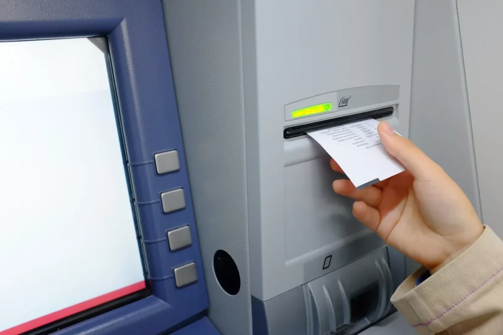 ESCROCHII LA ATM IN ROMANIA | Atenție când retrageți bani de la ATM-uri: tasta pe care trebuie să o apăsați pentru a evita escrocheriile