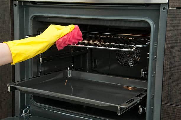 Cleaning the oven door is quick and easy with a home remedy