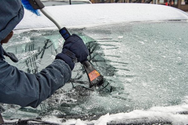 Iată cât de repede vă veți dezgheța geamurile mașinii. Uitați de răzuit dimineața