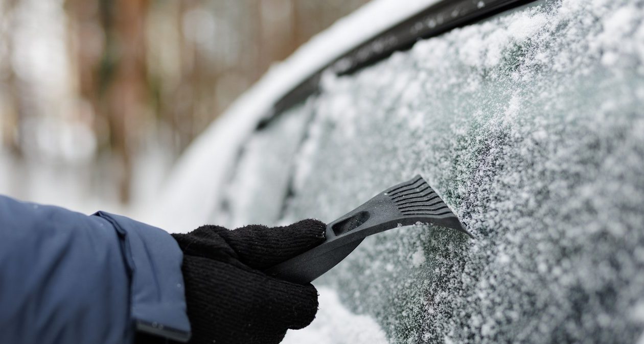 V-ați săturat să vă curățați mașina dimineața? Pulverizați geamurile cu aceasta seara