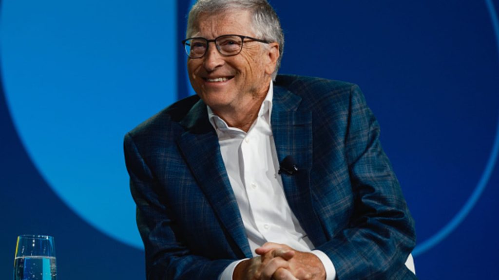 Formula lui Bill Gates pentru a citi 50 de cărți pe an este mai ușoară decât am crezut: consistență, note și o pungă de cărți