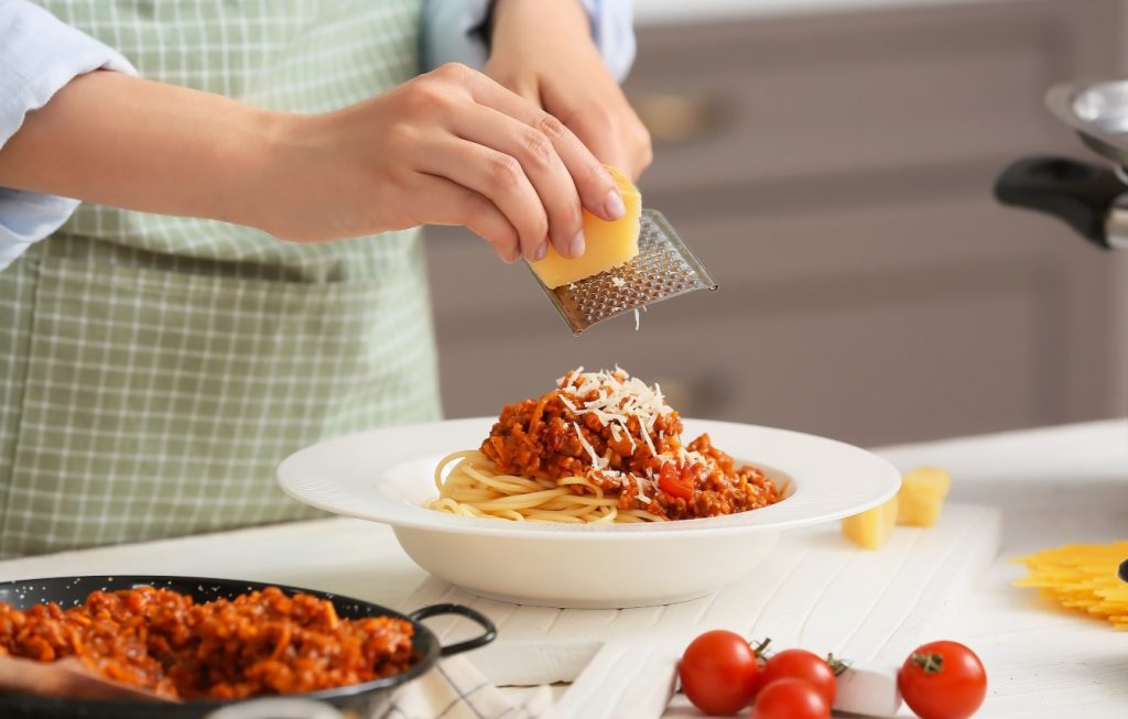 Spaghete Bolognese, un fel de mâncare preferat din multe țări. Cum să gătești cât mai aproape?