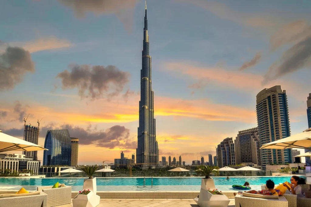 Cea mai înaltă clădire din lume, Burj Khalifa din Dubai, care a fost ascunsă în nori timp de 13 ani, este acum scoasă la vânzare