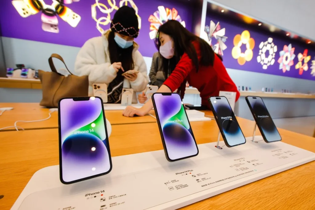 Apple a fabricat majoritatea iPhone-urilor sale în China de ani de zile. Acum vrea să iasă, dar China o oprește