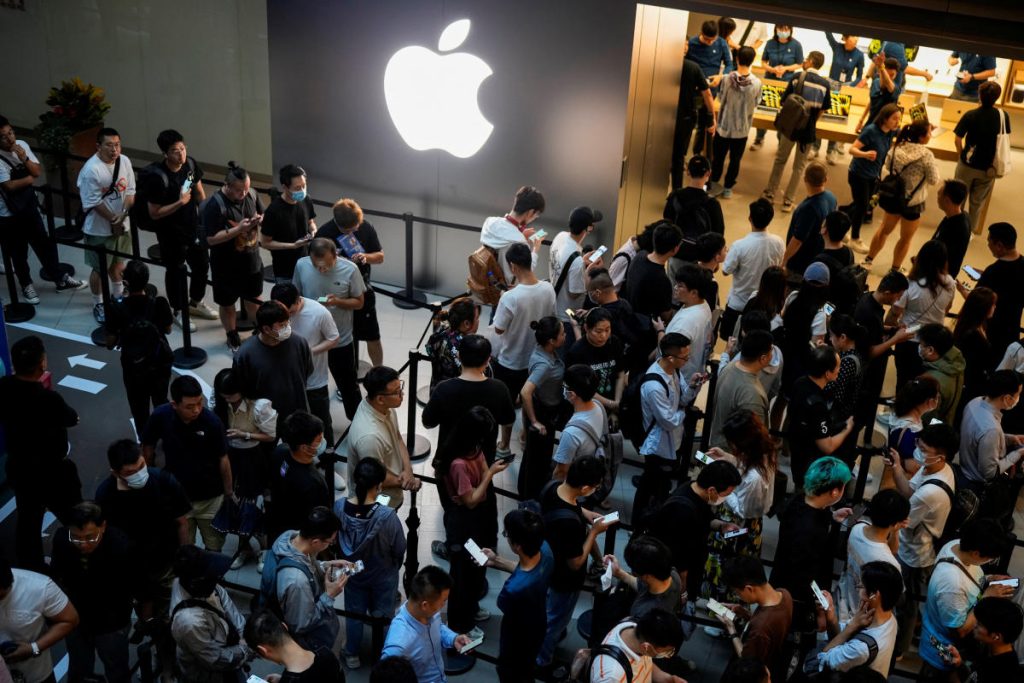 Apple a fabricat majoritatea iPhone-urilor sale în China de ani de zile. Acum vrea să iasă, dar China o oprește