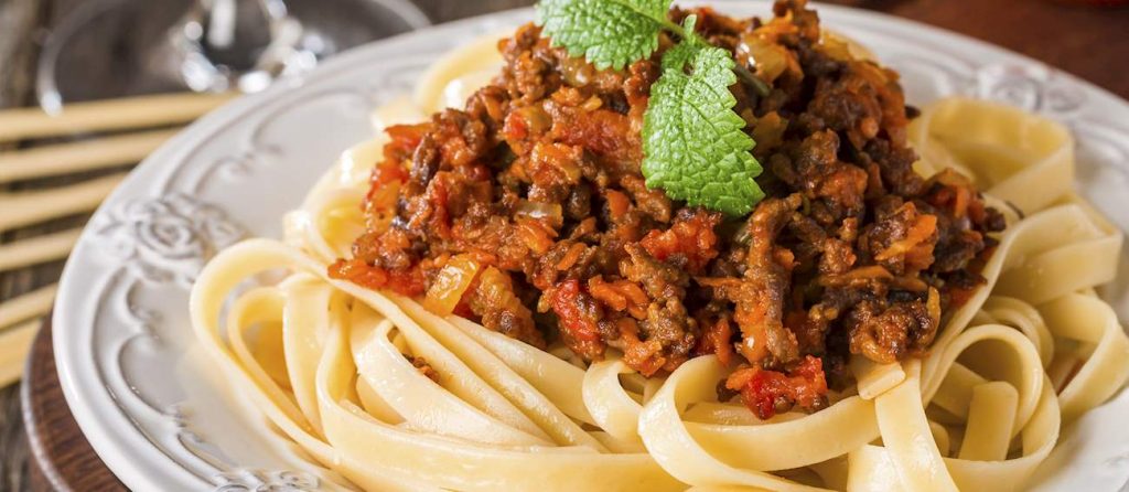 Spaghete Bolognese, un fel de mâncare preferat din multe țări. Cum să gătești cât mai aproape?