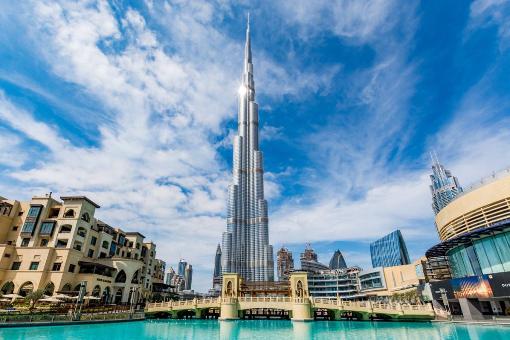 Cea mai înaltă clădire din lume, Burj Khalifa din Dubai, care a fost ascunsă în nori timp de 13 ani, este acum scoasă la vânzare