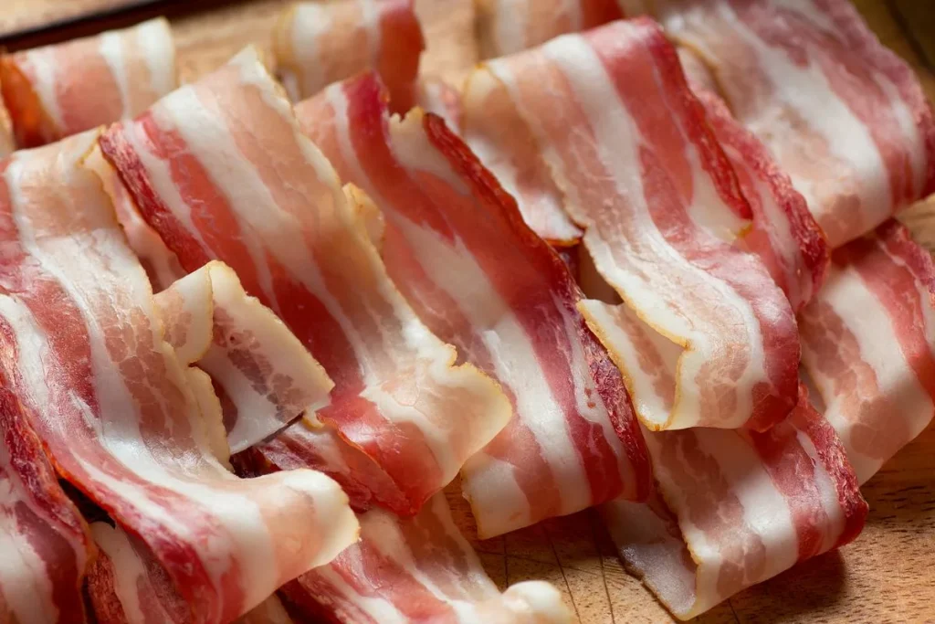 Colesterol scăzut și mâncare sănătoasă. Baconul un ingredient preferat al românilor.