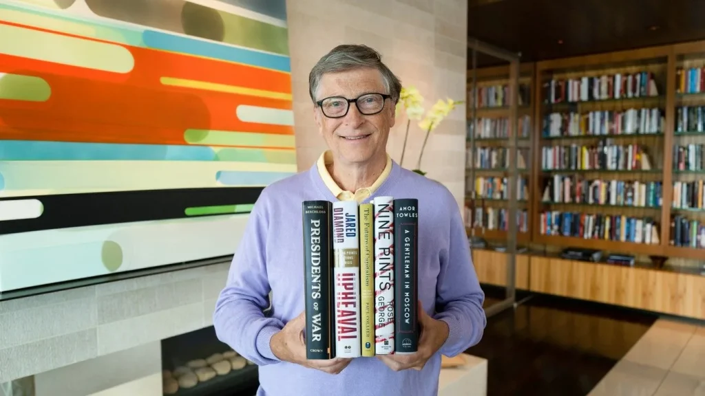 Formula lui Bill Gates pentru a citi 50 de cărți pe an este mai ușoară decât am crezut: consistență, note și o pungă de cărți