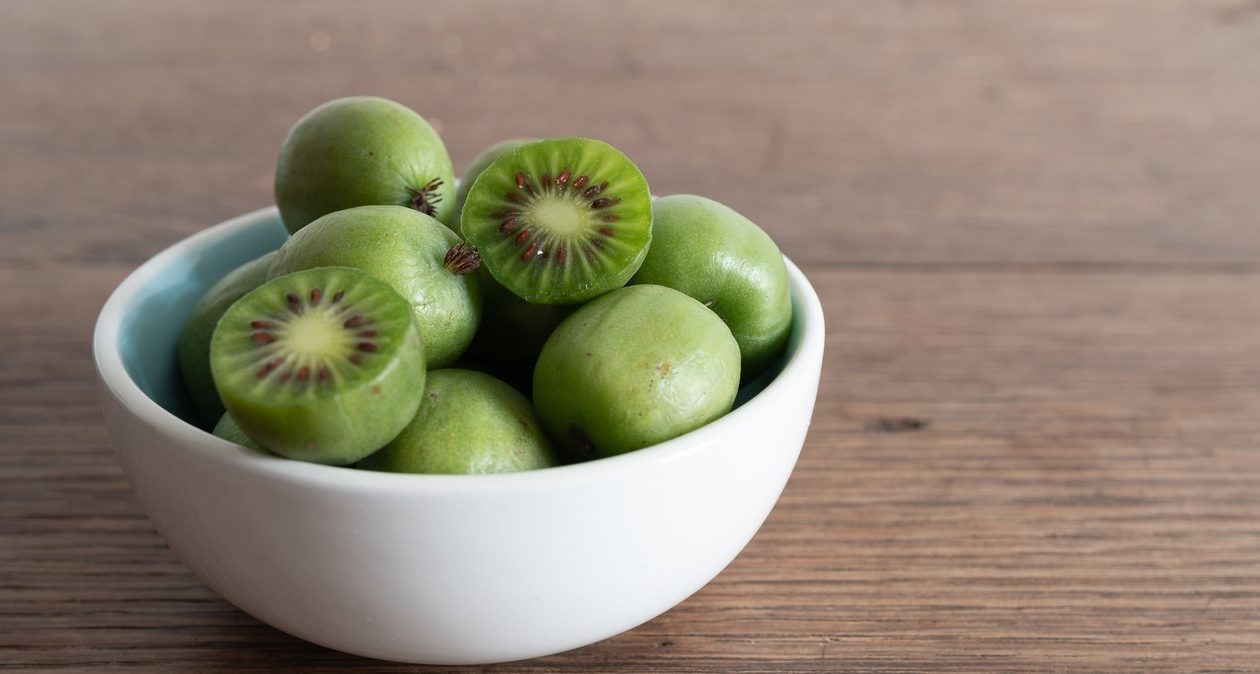 Este mai mic decât un kiwi, dar conține o mulțime de vitamine. Includeți acest fruct în dieta dvs.
