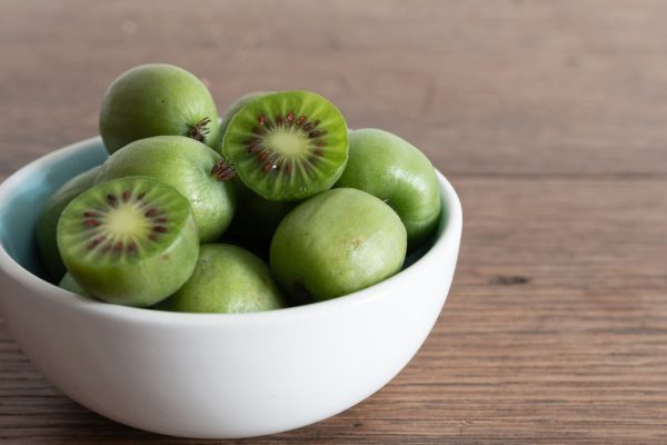 Este mai mic decât un kiwi, dar conține o mulțime de vitamine. Includeți acest fruct în dieta dvs.