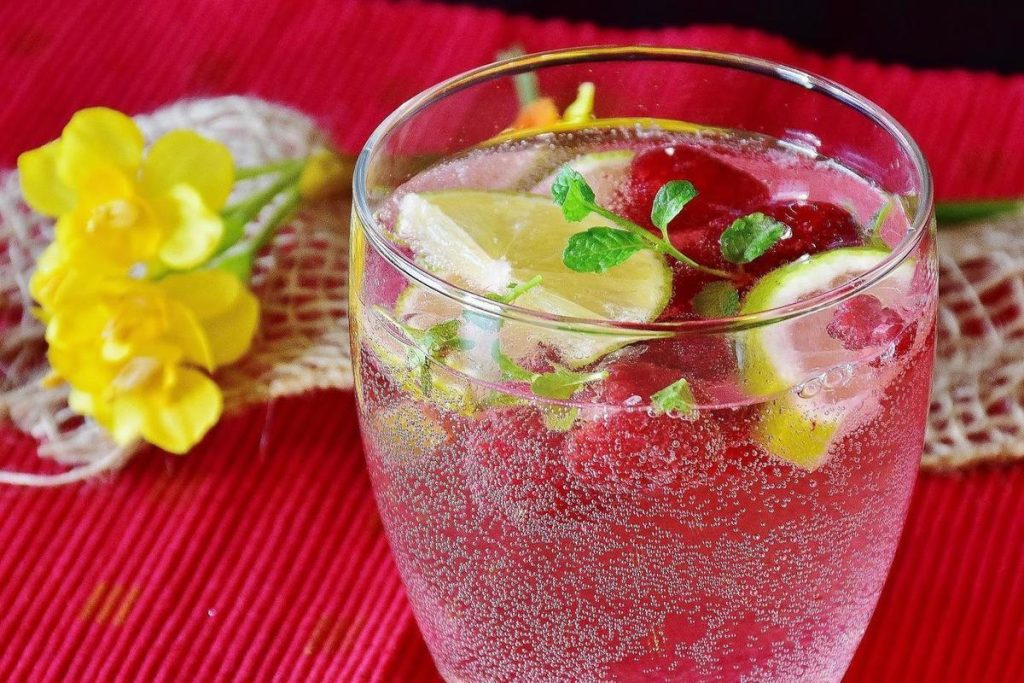 Bevi con acqua o aggiunto all'insalata. Ciò ridurrà il livello di zucchero e ti permetterà di dire addio ai chili extra.