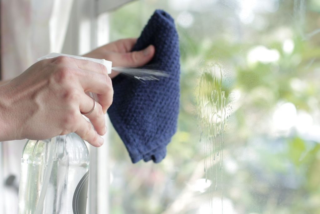 Adio petelor de ferestre: trucul viral al ciorapilor care te va lăsa cu gura căscată