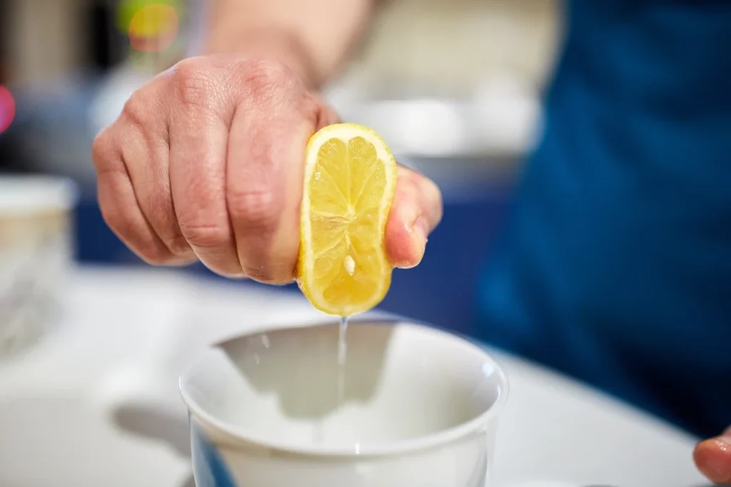 Nu mai arunc o lămâie întreagă: cel mai bun mod de a stoarce o lămâie atunci când ai nevoie doar de puțin suc
