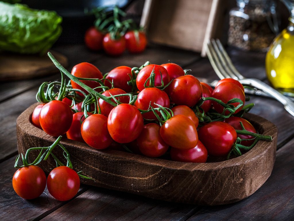 Această salata mediteraneană este o adevărată capodopera. Ingredientul său secret este sosul.