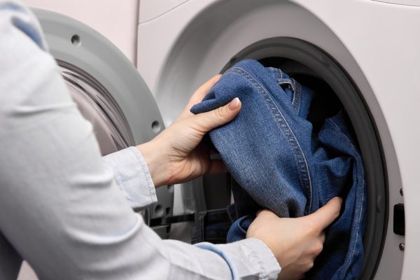 Blugii tăi se estompează repede? Schimbați un lucru în timpul spălării și veți uita de problemă