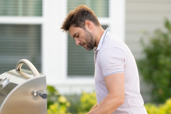 Turnați pe o furculiță și curățați grătarul. Rămășițele de grăsime și alimente pe grătar nu vor mai fi o problemă
