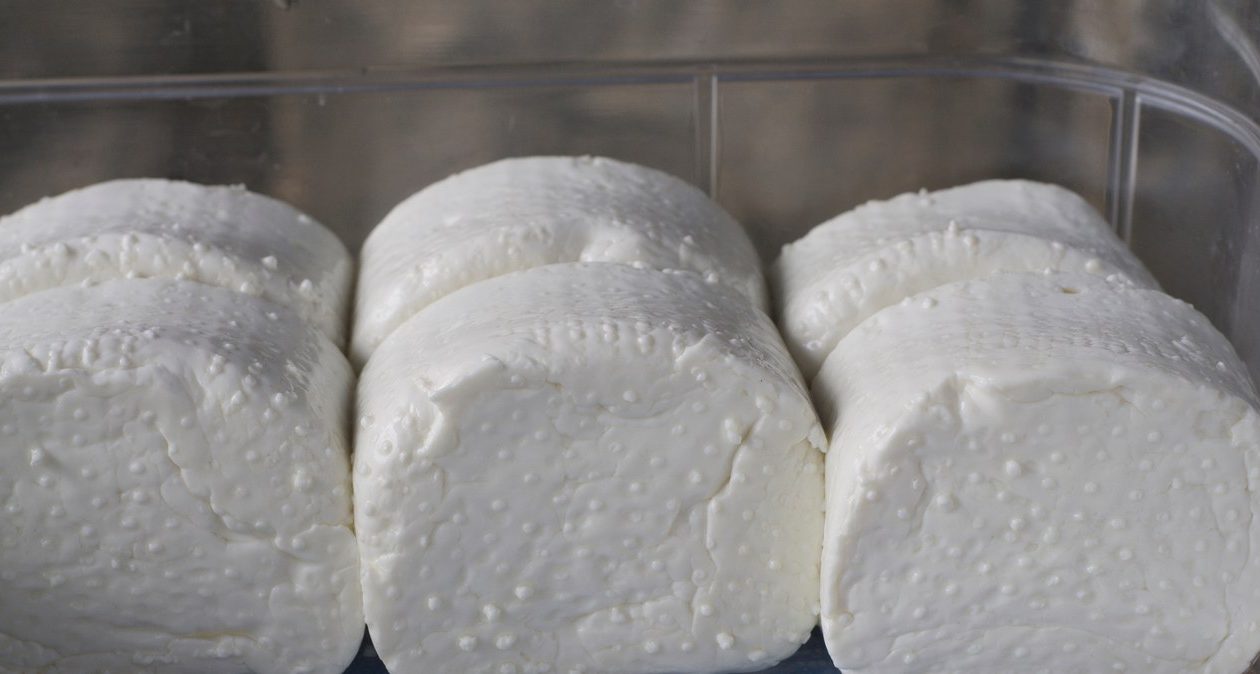Sub brânză poloneză, mai sănătoasă decât mozzarella. Protejează pe inimă, susține pierderea în greutate