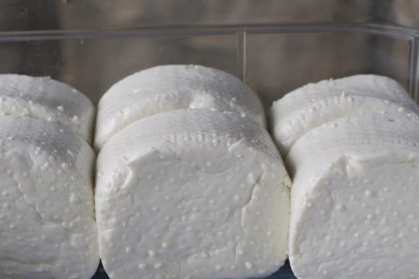 Sub brânză poloneză, mai sănătoasă decât mozzarella. Protejează pe inimă, susține pierderea în greutate